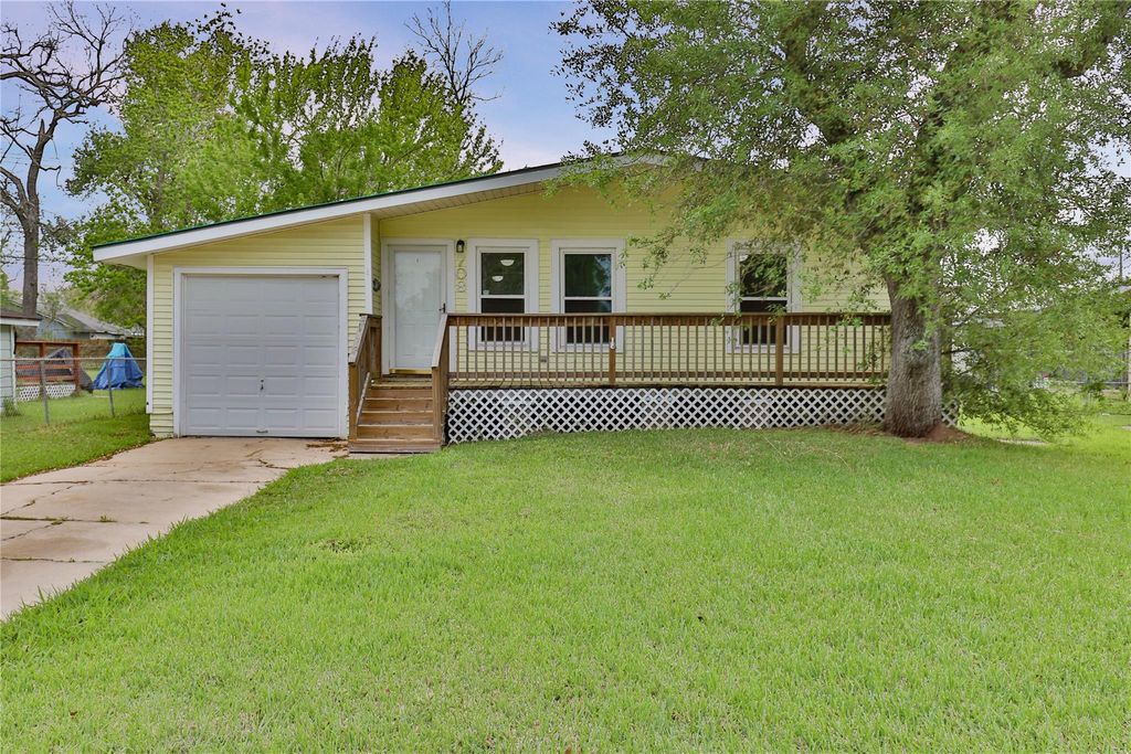 708 Winding Way Street, Lake Jackson, TX 77566