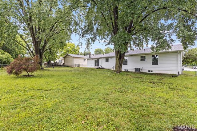 3317 Town And Country Lane, St Charles, MO 63301