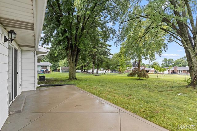3317 Town And Country Lane, St Charles, MO 63301