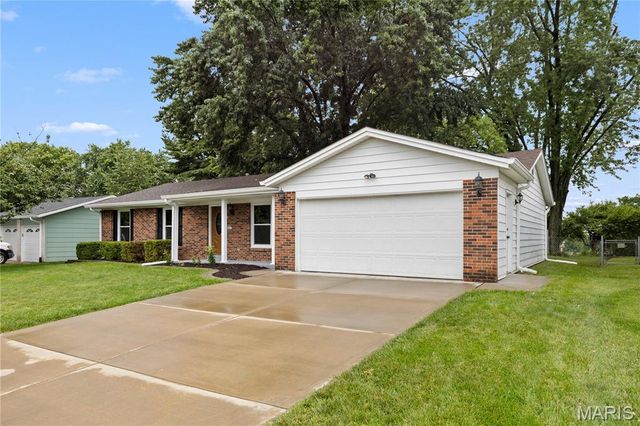 3317 Town And Country Lane, St Charles, MO 63301