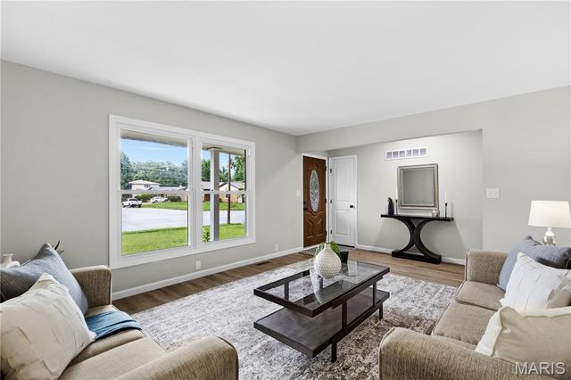 3317 Town And Country Lane, St Charles, MO 63301