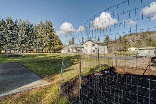 9513 W Nelson Dr, Nine Mile Falls, WA 99026