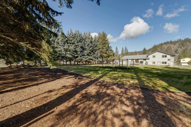 9513 W Nelson Dr, Nine Mile Falls, WA 99026