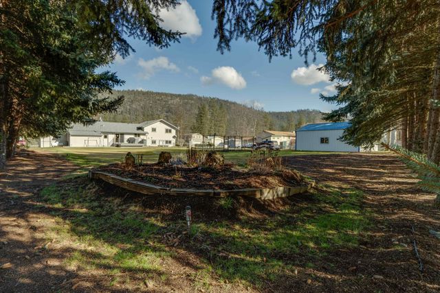9513 W Nelson Dr, Nine Mile Falls, WA 99026