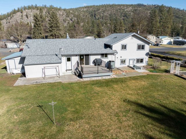 9513 W Nelson Dr, Nine Mile Falls, WA 99026