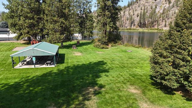 9513 W Nelson Dr, Nine Mile Falls, WA 99026