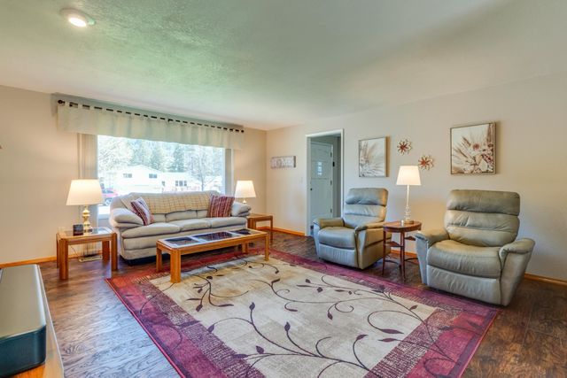 9513 W Nelson Dr, Nine Mile Falls, WA 99026