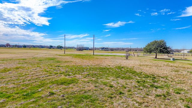 285 Cowboy Way, Corsicana, TX 75109