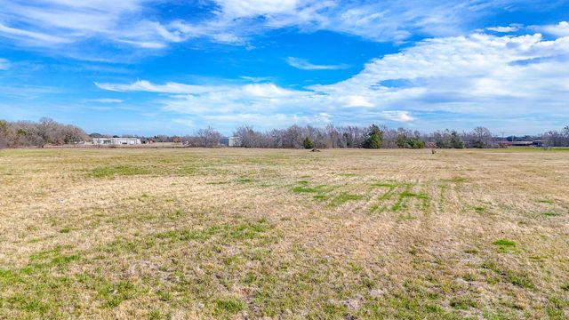 285 Cowboy Way, Corsicana, TX 75109