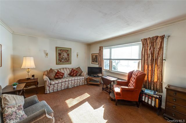 67 Edgewood Road, West Islip, NY 11795