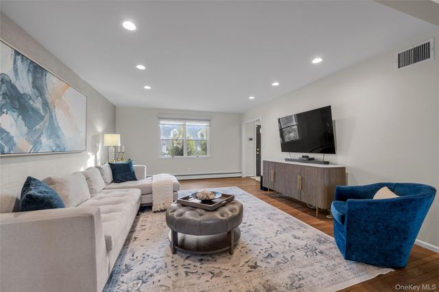 29 3rd Avenue, Port Washington, NY 11050