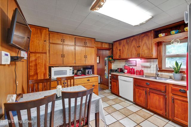 1516 Eskridge Ln, Louisville, KY 40216