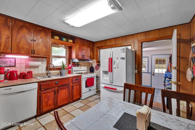 1516 Eskridge Ln, Louisville, KY 40216