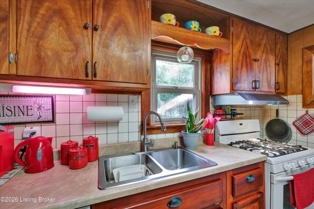 1516 Eskridge Ln, Louisville, KY 40216
