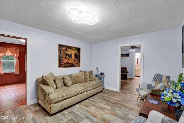 1516 Eskridge Ln, Louisville, KY 40216