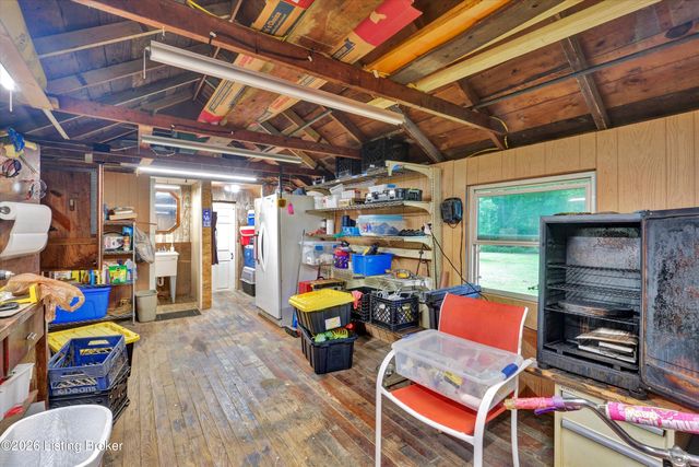 1516 Eskridge Ln, Louisville, KY 40216