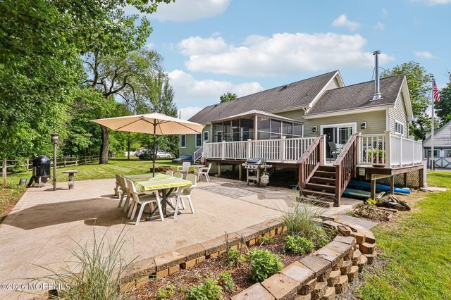 17 Willow Court, Oceanport, NJ 07757