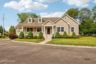 17 Willow Court, Oceanport, NJ 07757