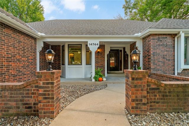 14744 S Village Drive, Olathe, KS 66062