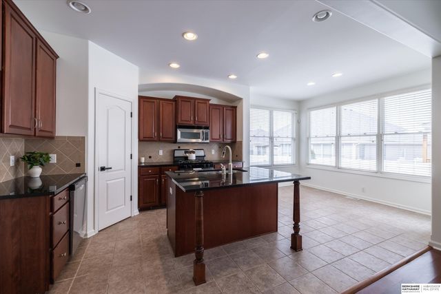 18886 Mayberry Plaza, Elkhorn, NE 68022