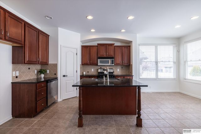 18886 Mayberry Plaza, Elkhorn, NE 68022