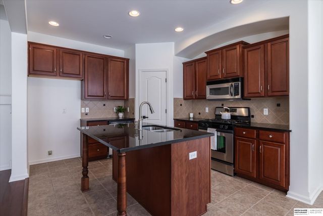 18886 Mayberry Plaza, Elkhorn, NE 68022