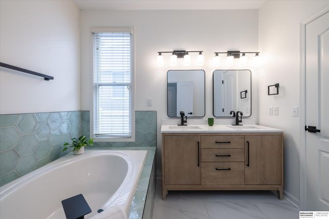 18886 Mayberry Plaza, Elkhorn, NE 68022