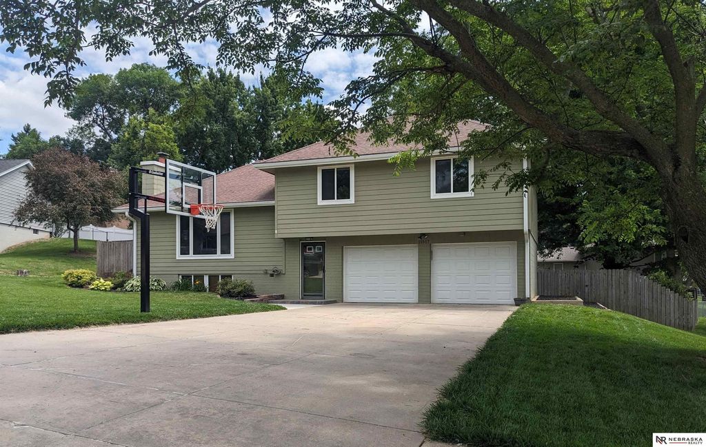 11517 Meredith Circle, Omaha, NE 68164