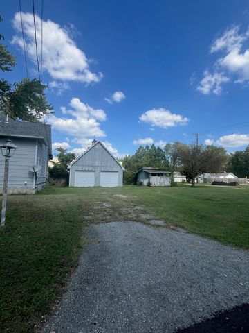 1011 S Madison Street, Webb City, MO 64870