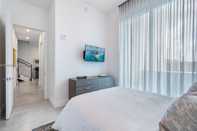 17550 Collins Avenue PH1, Sunny Isles Beach, FL 33160