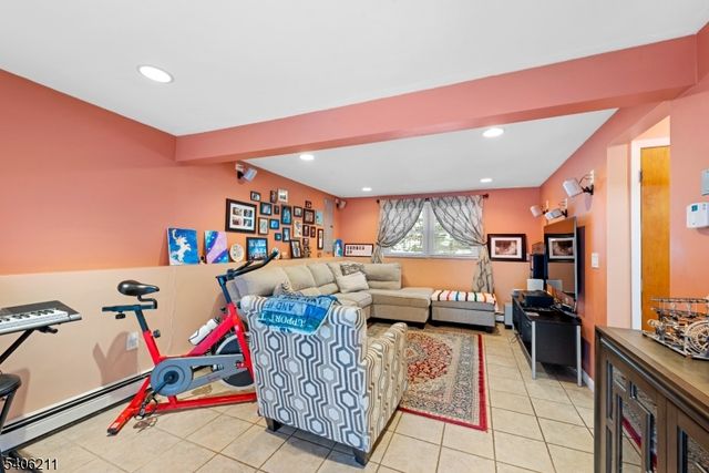 20 Roosevelt Dr, Ogdensburg Boro, NJ 07439