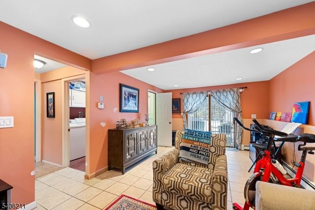 20 Roosevelt Dr, Ogdensburg Boro, NJ 07439