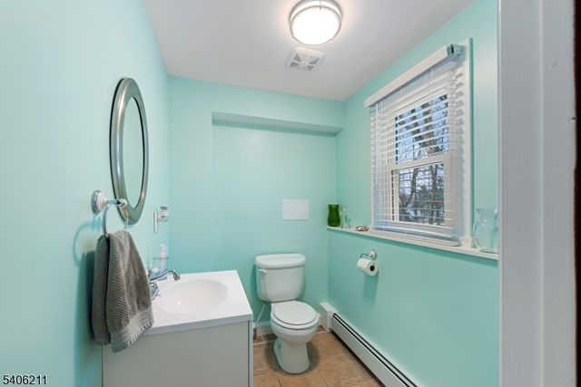 20 Roosevelt Dr, Ogdensburg Boro, NJ 07439