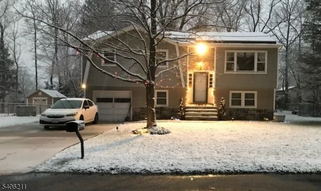 20 Roosevelt Dr, Ogdensburg Boro, NJ 07439