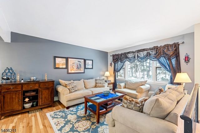 20 Roosevelt Dr, Ogdensburg Boro, NJ 07439