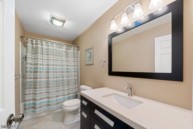 20 Roosevelt Dr, Ogdensburg Boro, NJ 07439