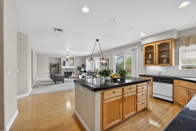 5216 Wyndham Oak Ln, Carmichael, CA 95608