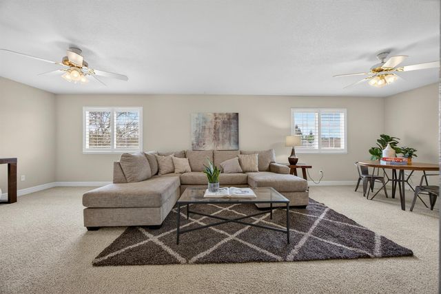 5216 Wyndham Oak Ln, Carmichael, CA 95608