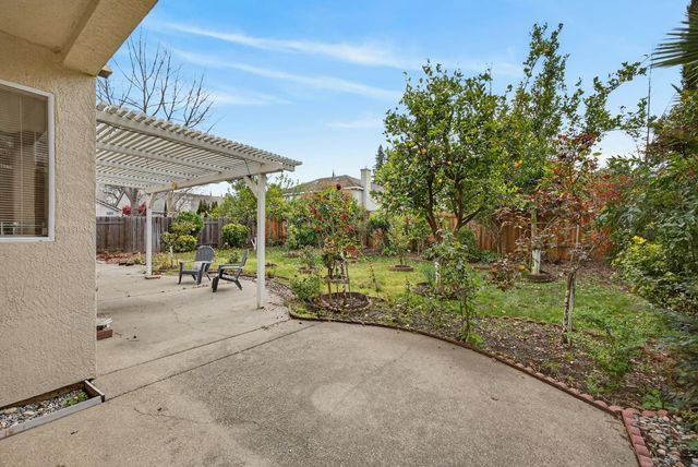 5216 Wyndham Oak Ln, Carmichael, CA 95608