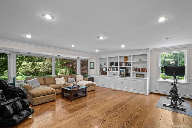 342 Woodbury Road, Cold Spring Harbor, NY 11724