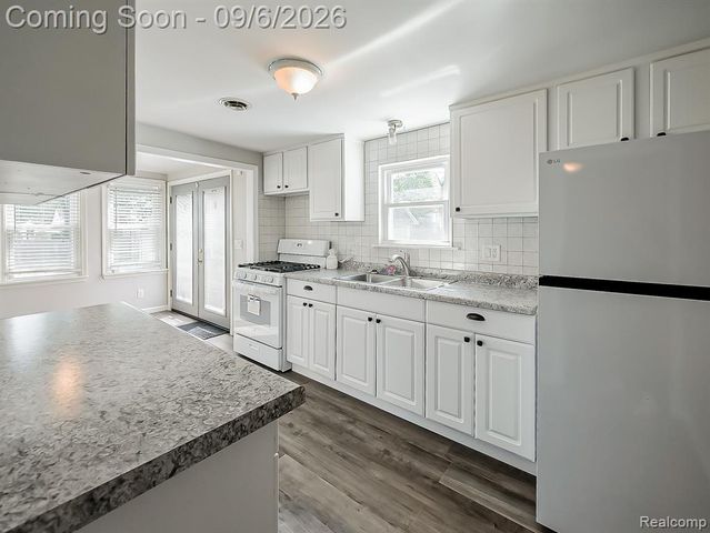 20380 Floral Street, Livonia, MI 48152