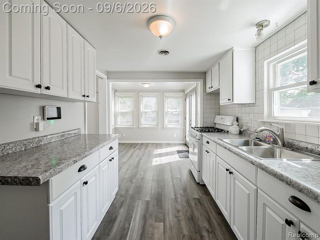 20380 Floral Street, Livonia, MI 48152