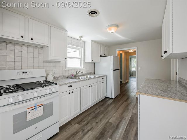 20380 Floral Street, Livonia, MI 48152