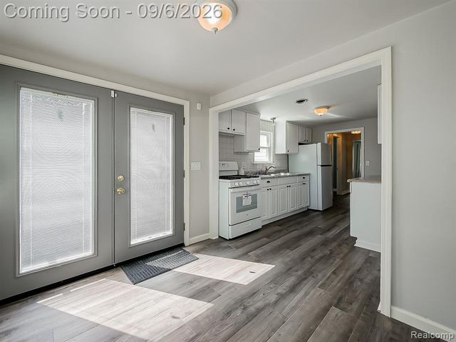20380 Floral Street, Livonia, MI 48152