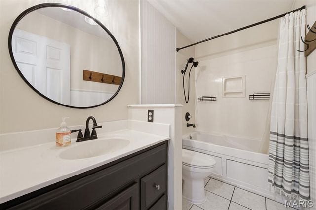 24 Glenwood Drive, Fenton, MO 63026