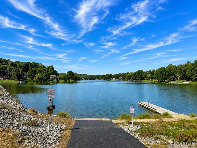 24 Glenwood Drive, Fenton, MO 63026