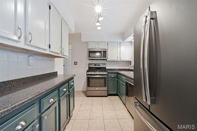 24 Glenwood Drive, Fenton, MO 63026