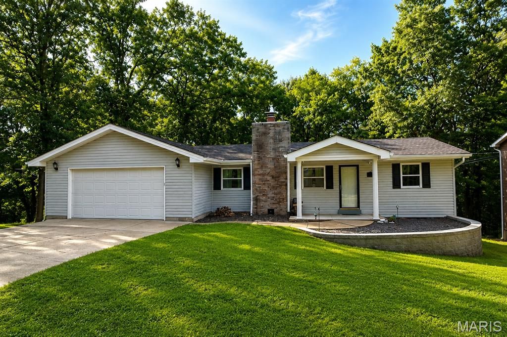 24 Glenwood Drive, Fenton, MO 63026