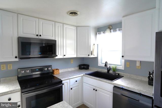 85 E LOCUST LN, New Oxford, PA 17350