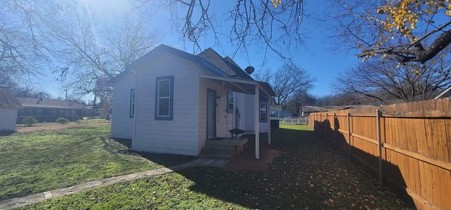 910 Baird Street, Cleburne, TX 76033